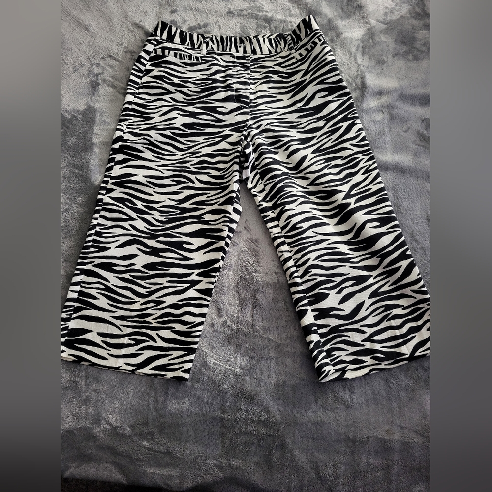 Counter Parts Black and White Capri Pants